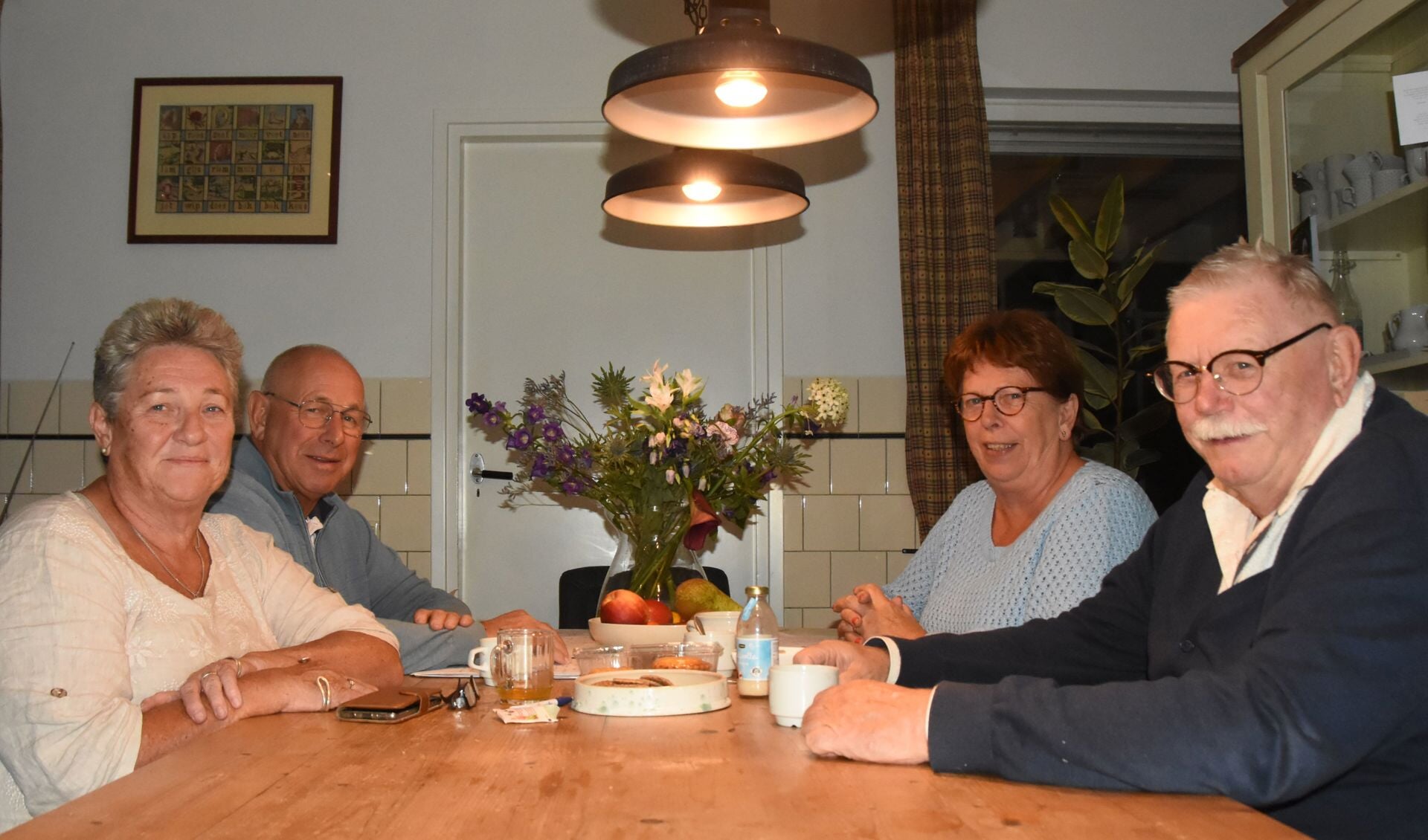 Anja van Wanrooij (l), Pieter Verhoeven, Bernadette van de Wiel en Nico van de Wetering (r) willen graag het leven met andere 70-jarigen vieren