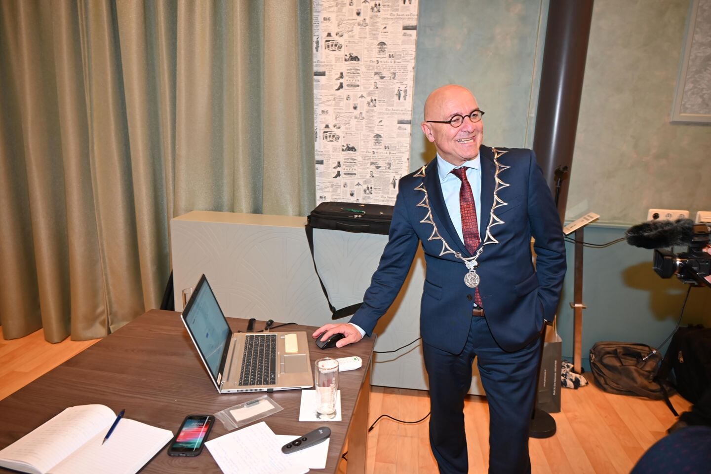 Burgemeester Kees van Rooij drukt op de toets