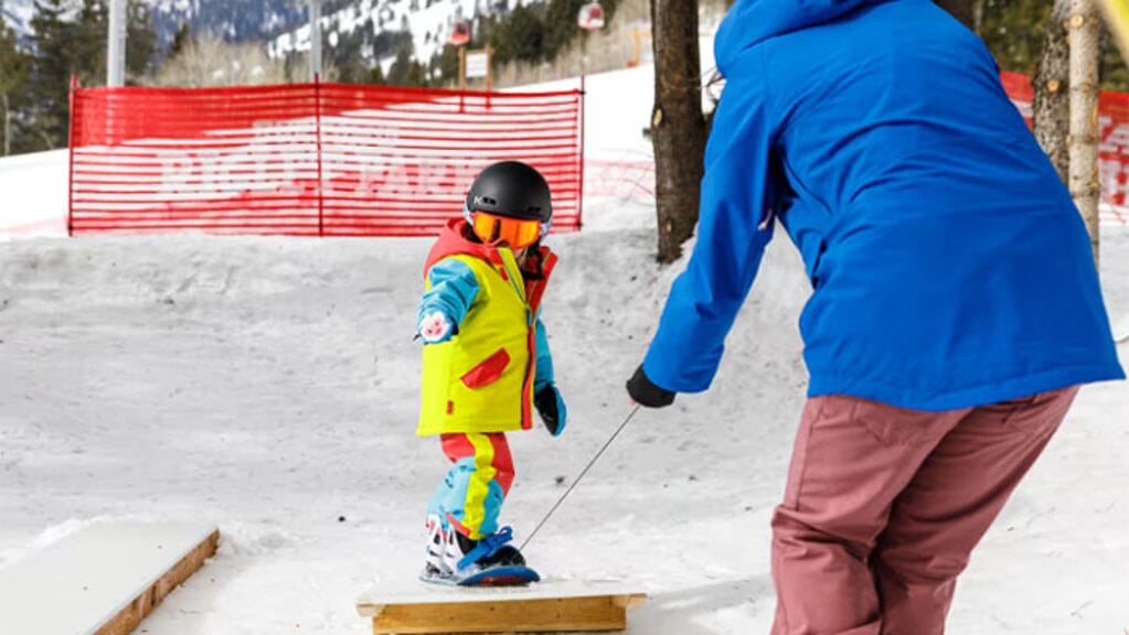 Kinderen kunnen snowboardskills laten zien.