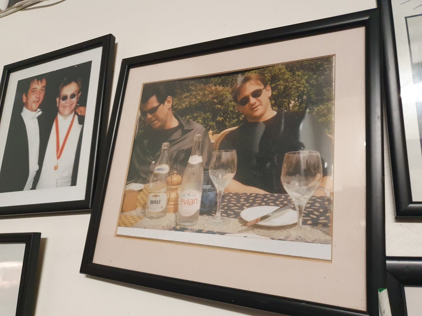 Rob zo'n dertig jaar terug met Pierce Brosnan. Links een foto met Elton John.