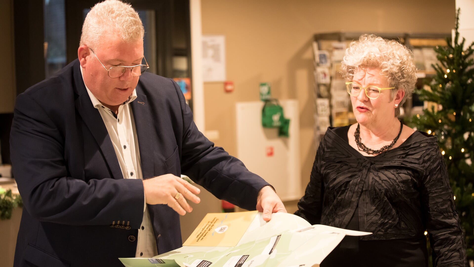 Fieke Barten laat Johan van Gerwen de schatkaart zien. Foto: Wiek van Lieshout.