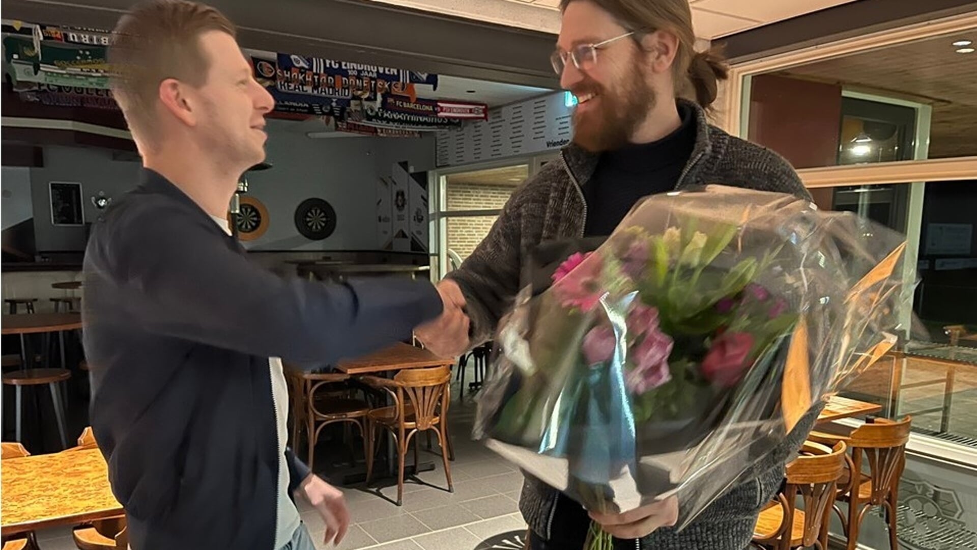 Kivit krijgt bloemen van de voorzitter van SV Olland.