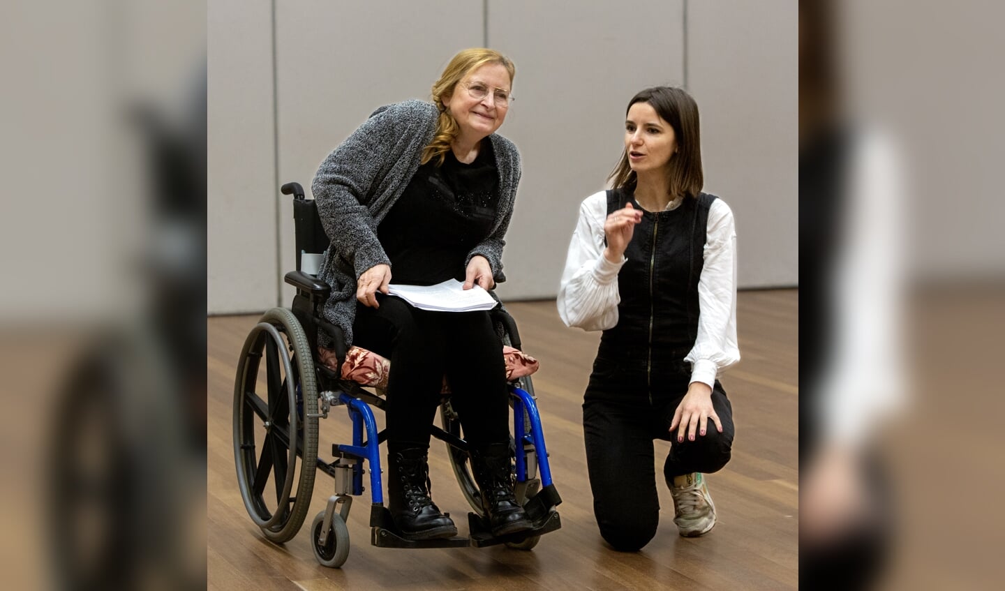 Regisseur Anne-Sofie (r) met Myriam Gevers. Foto: Jos Kaldenhoven