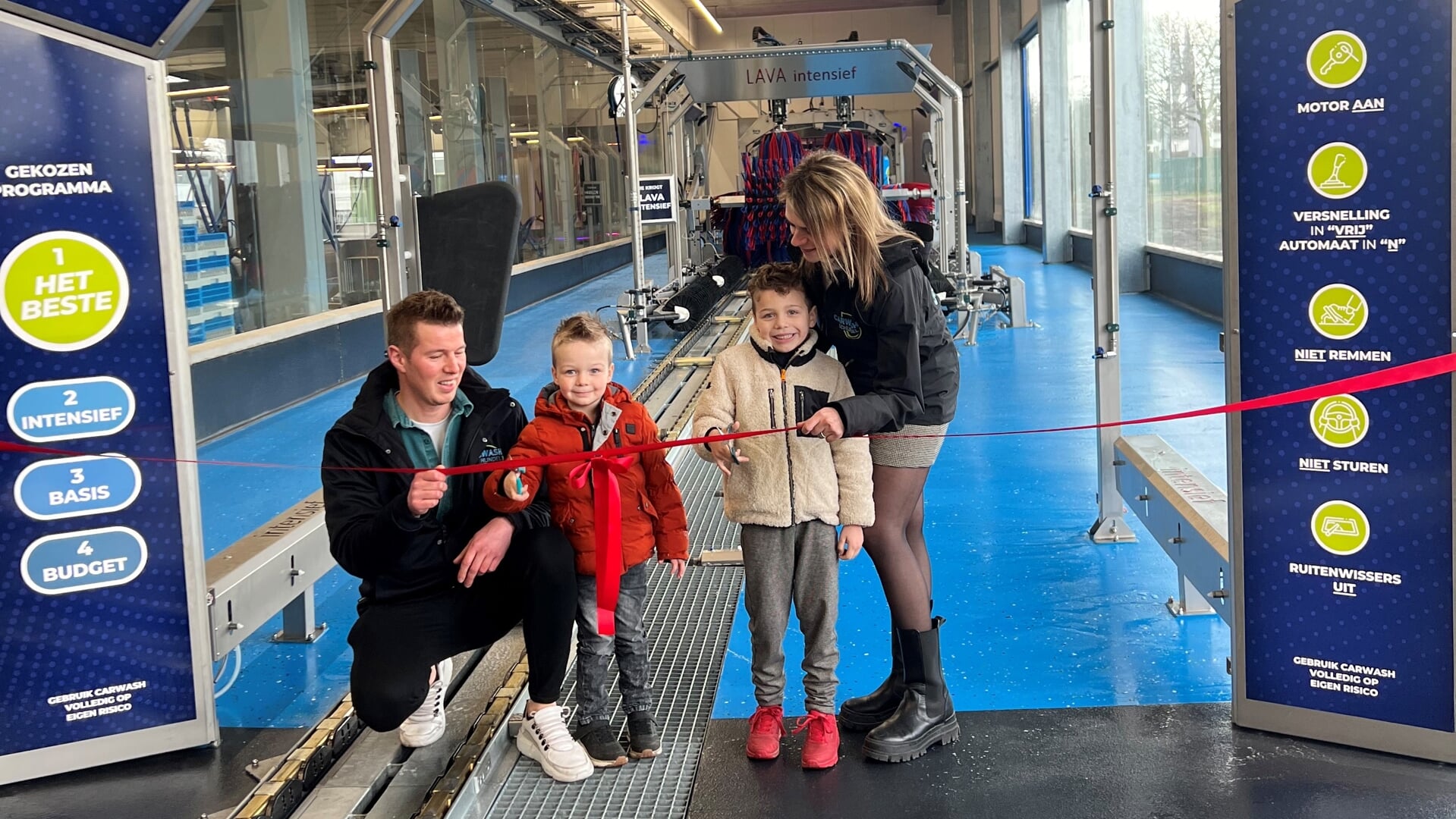 Na het doorknippen van het lintje is Carwash Schijndel officieel open.