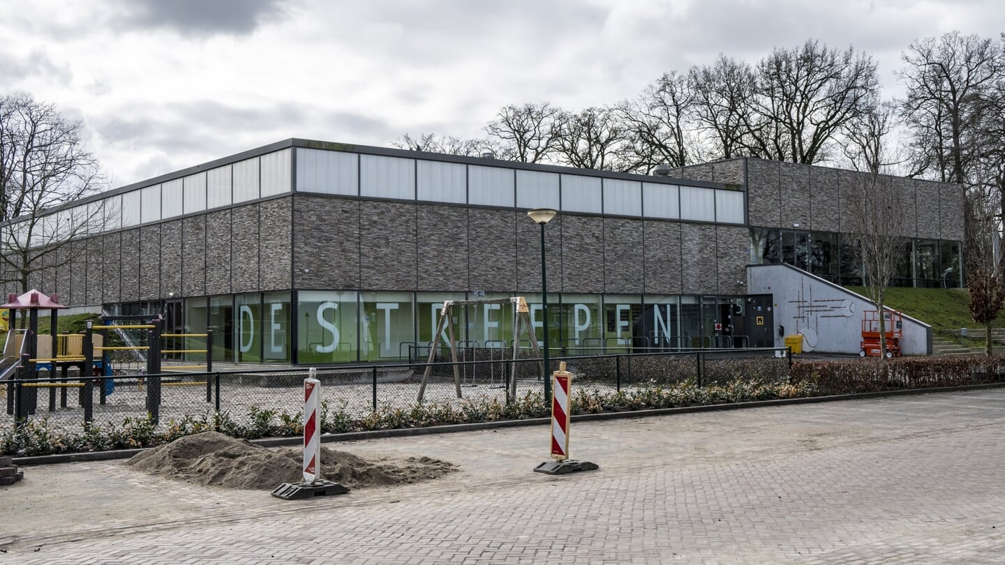 Op de parkeerplaats van de Strepen wordt het onderzoek uitgevoerd in het onderzoekscentrum.