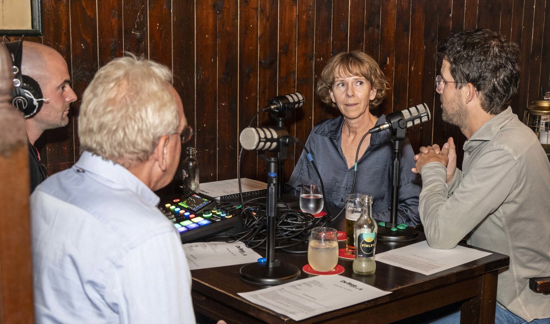 In café Ons Thuys werd de podcast opgenomen.