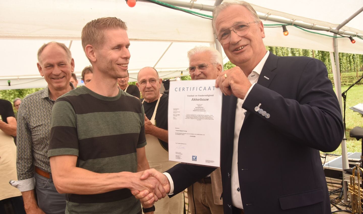 Wethouder Goijaarts (r) overhandigt Frank Vos het certificaat