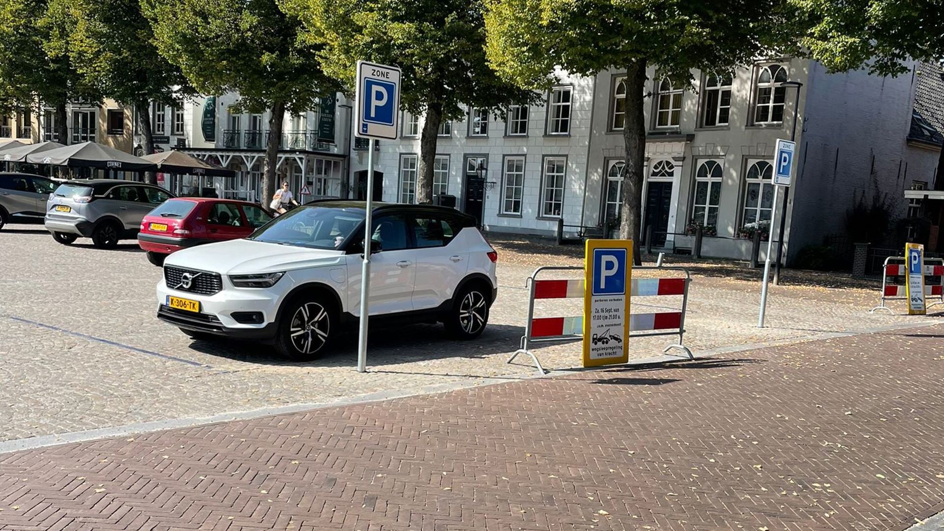 De blauwe strepen zijn gezet.