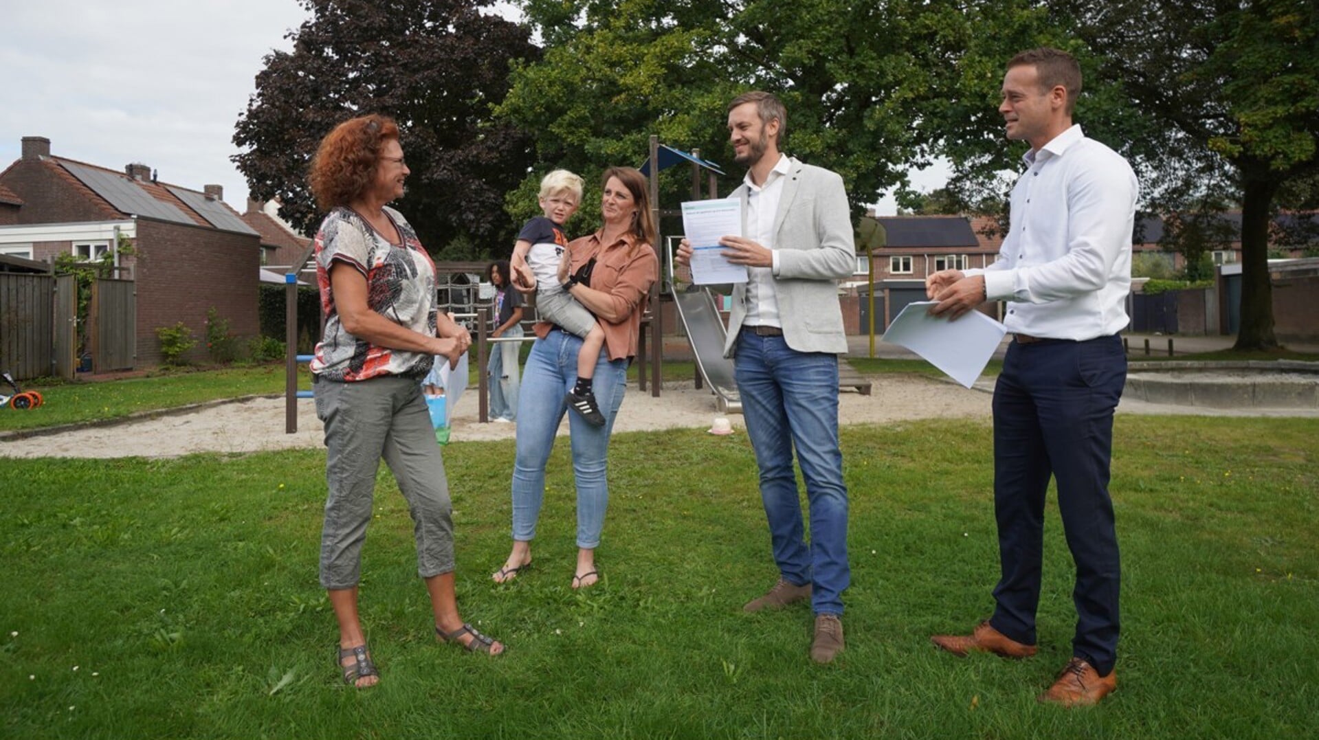 Annemiek van Osta (l) overhandigde de handtekeningen.