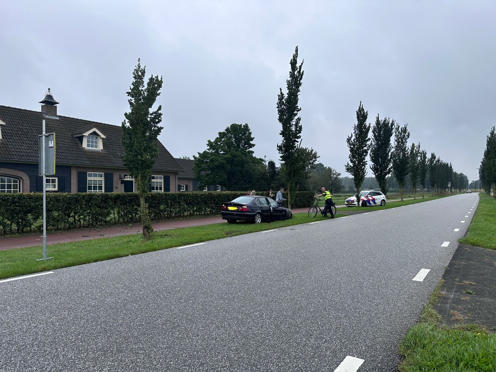 Auto Vliegt Uit De Bocht En Botst Tegen Boom - Oozo.nl