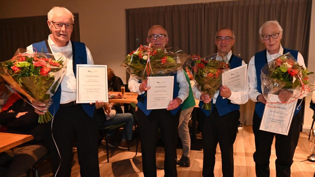 (Vlnr) Albert Daniëls, Ambro Brouwers, Bert van den Berg en Jan van den Eertwegh werden in het zonnetje gezet voor hun dertig jarige lidmaatschap van Dommelvolk