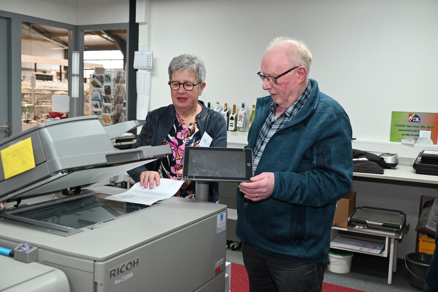 Tiny Toonen en Jan Soetens (r) zijn twee enthousiaste vrijwilligers bij Kopie en Print