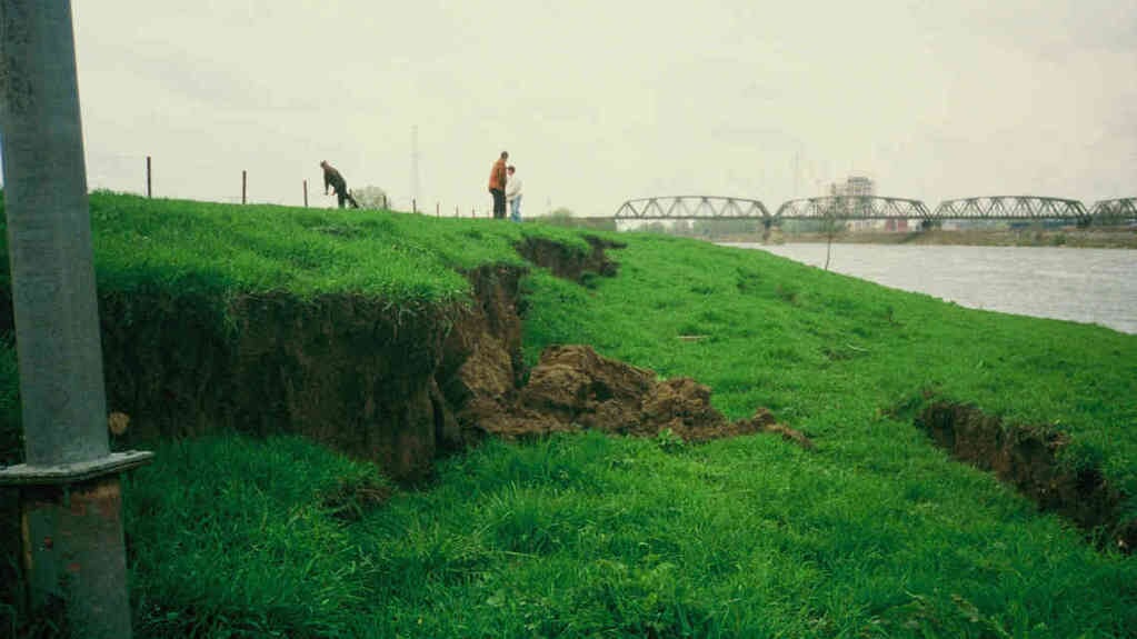 De aardbeving bij Roermond in 1992 leidde tot flinke schade aan dijken, maar werd ook in Rooi nog gevoeld
