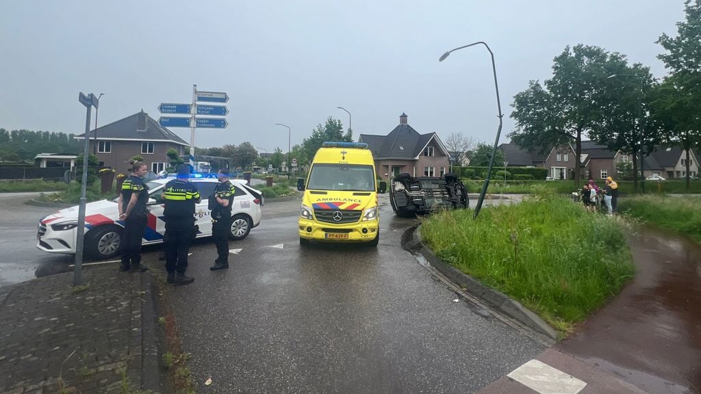 De auto ligt op zijn kant.