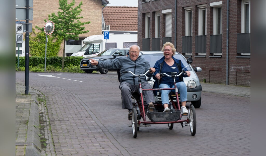 Deze meneer doet niet mee aan het examen, maar laat wel zien hoe het moet!