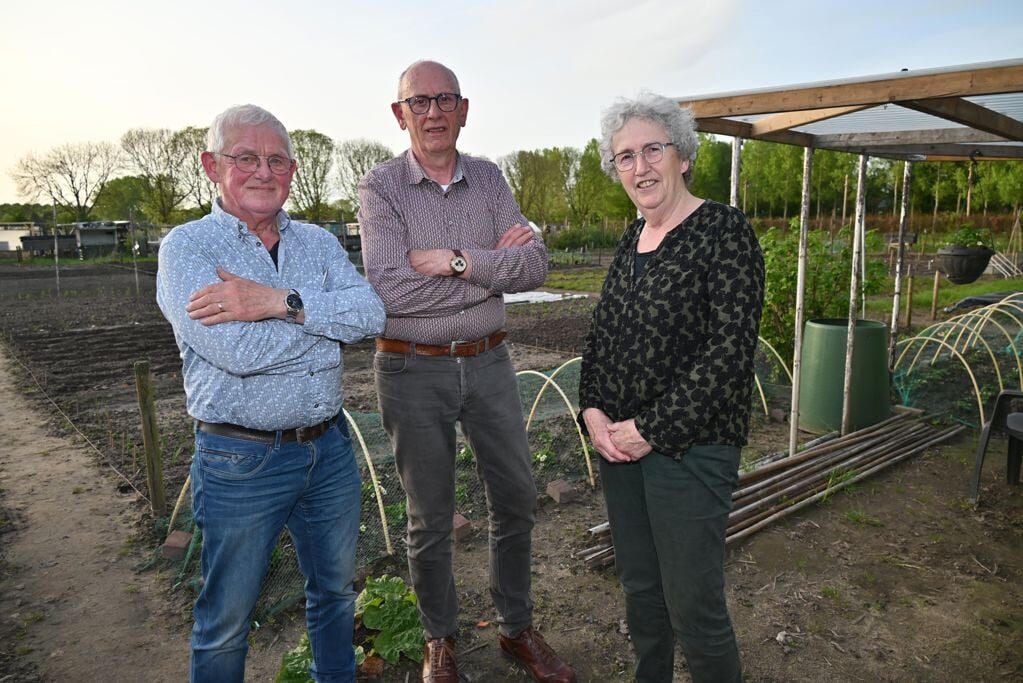 Wim Hulsen, Harrie Swinkels en Mia van Acht (v.l.n.r.) gaan de komende zomer de tuinders beoordelen