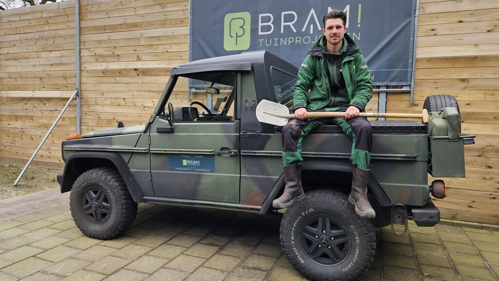 Bram op zijn opvallende wagen.