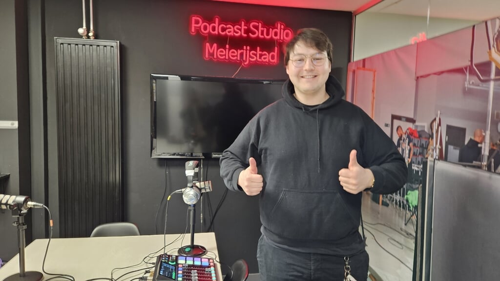 Dennis van der Sanden in de podcaststudio. 