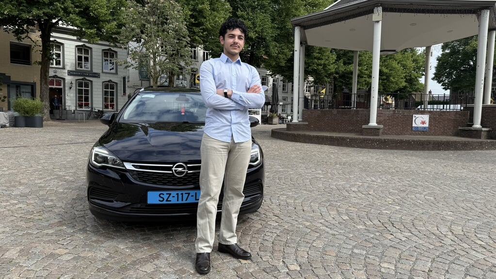 Yahya voor zijn Opel Astra.