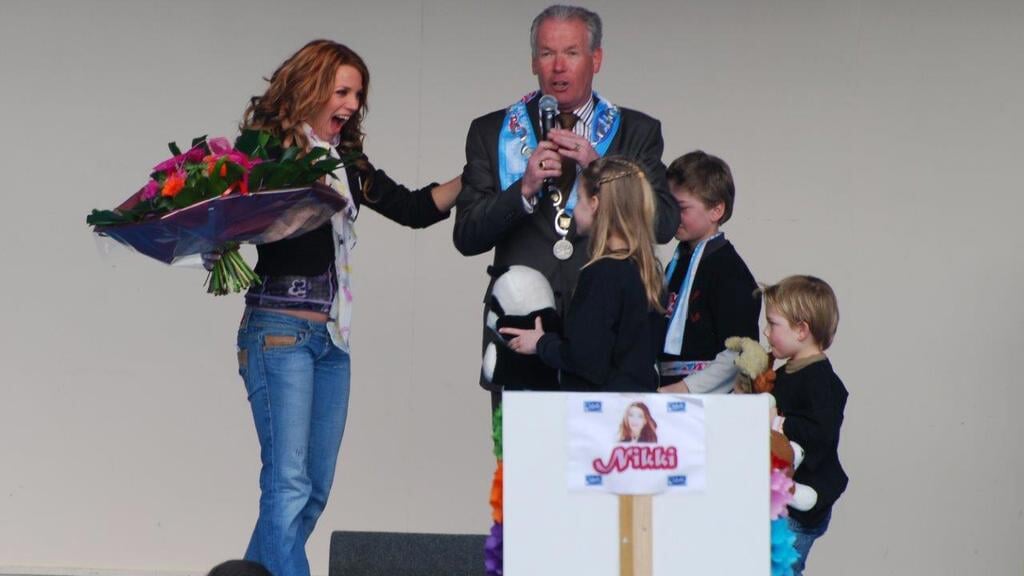 Nikki op het podium toen ze werd gehuldigd. Wijlen oud-burgemeester Maas was er ook bij.