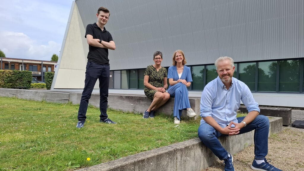 v.l.n.r: Guus, Ans, Marieke en Michiel voor het buitenpodium.