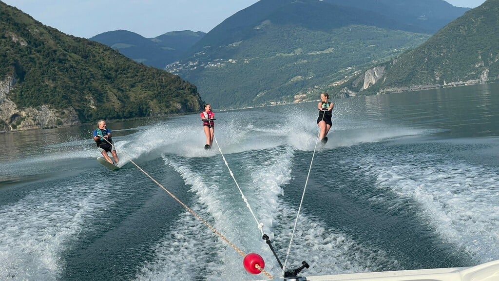 Mono waterskiën met 3 generaties achter een boot.