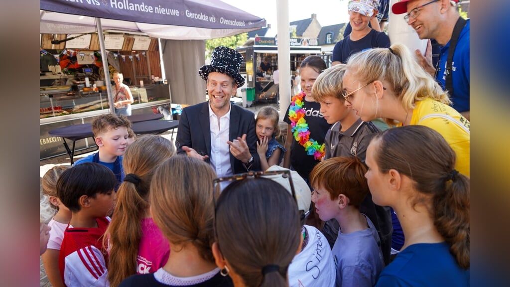 Goochelaar Martijn van Berkel maakt de kinderen gek.