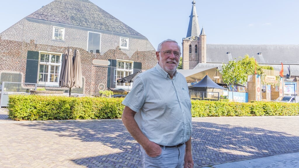 Harrie van Herpen voor de befaamde Glazen Boerderij. Foto: Bas Ulehake.