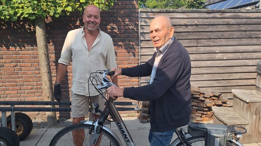Willy (l) maakte een nieuwe fiets voor Harrie tiptop in orde.