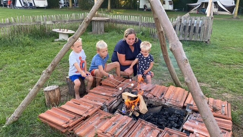 Sem aan de marshmallows bij Kampvuur tijdens een logeerpartij bij tante Maud en neefjes Jur en Ties.