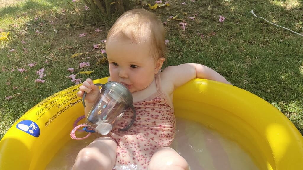 Wie doet me wat. Heerlijk chillen in mijn eigen bad in Spanje op de camping.