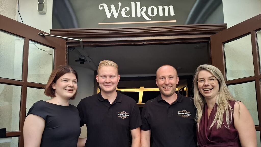 Nick (l) en Mike van Rooij met hun partners Annemieke (l) en Gitte.