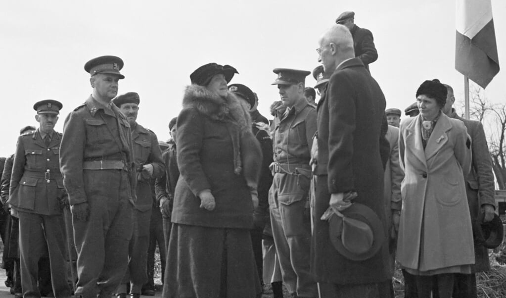 Koningin Wilhelmina betreedt na bijna vijf jaar ballingschap het Nederlandse grondgebied in Eede in Zeeuws-Vlaanderen. (beeld Nationaal Archief / Willem van de Poll)