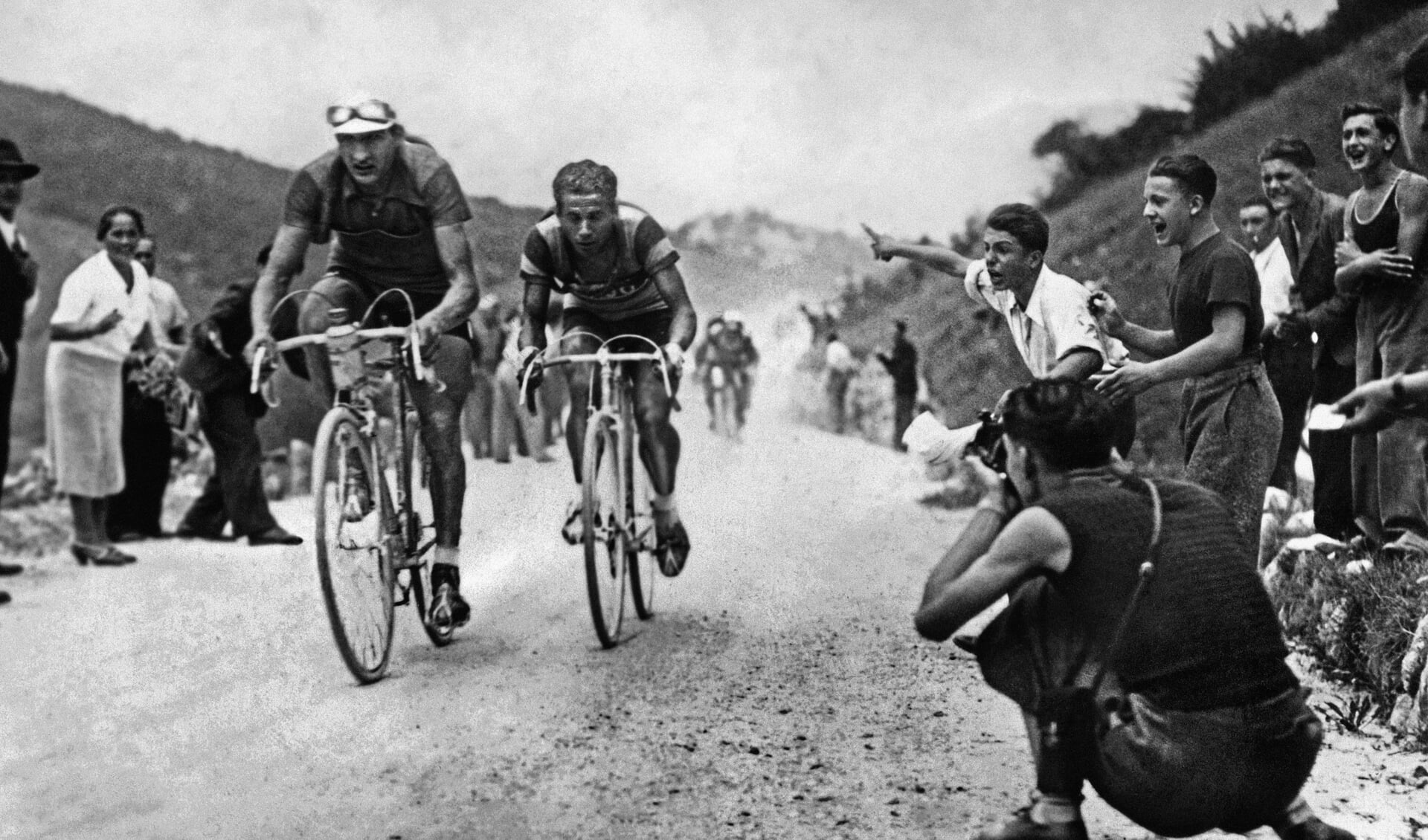 De Italiaanse wielrenners Gino Bartali (links) en Olimpio Bizzi op 24 augustus 1938 tijdens de Giro d'Italia.