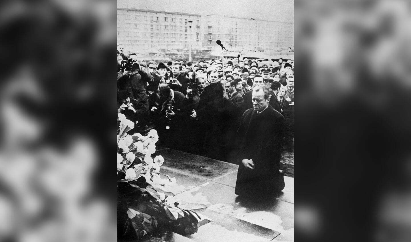 In 1970 knielde Willy Brandt bij de gedenkplek van het Joodse getto in Warschau. De meeste Duitsers beschouwden het aanvankelijk als een vernedering.