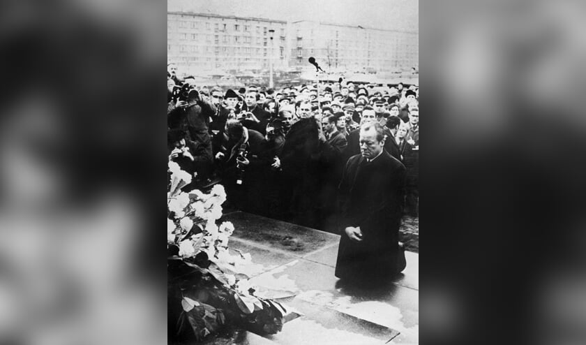 In 1970 knielde Willy Brandt bij de gedenkplek van het Joodse getto in Warschau. De meeste Duitsers beschouwden het aanvankelijk als een vernedering.