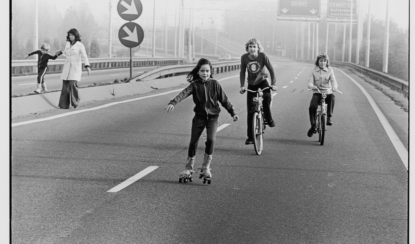 Kinderen rolschaatsen en fietsen op de snelweg tijdens een autoloze zondag (van 4 november 1973 tot en met 6 januari 1974).