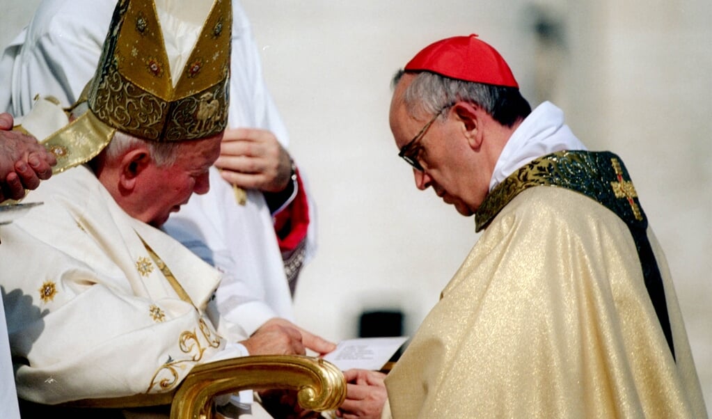 Johannes Paulus II geeft de ambtsring aan Jorge Mario Bergoglio, die tijdens een ceremonie in 2001 tot kardinaal wordt gecreëerd. (beeld anp / Alessandro Bianchi)