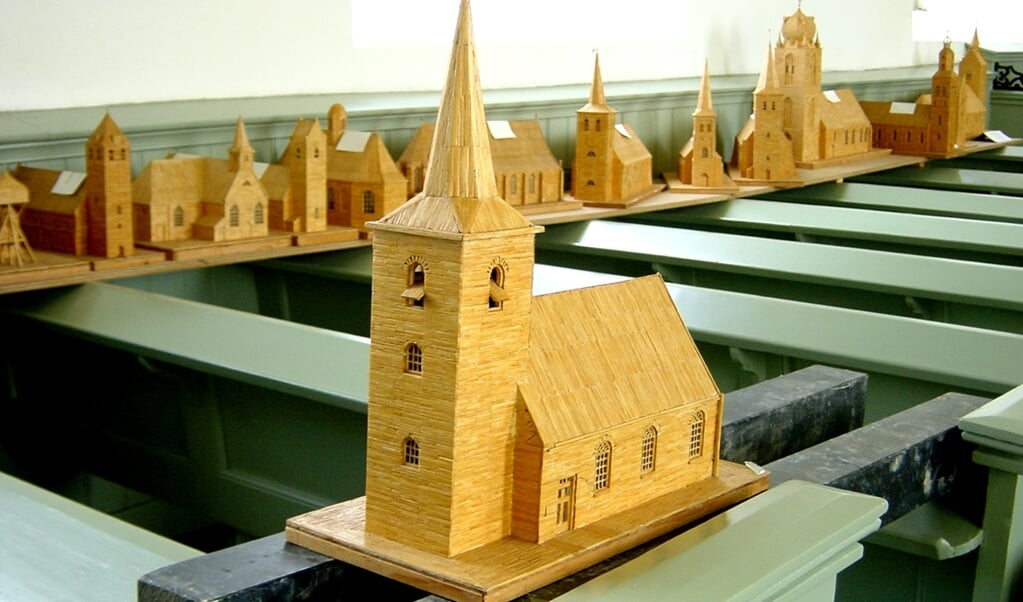 Frits Jansen (1926-2002) uit Cornjum had een bijzondere hobby: hij bouwde tientallen kerkmodellen van lucifers.
Uiteindelijk waren het er meer dan honderd. (beeld Stichting Alde Fryske Tsjerken)