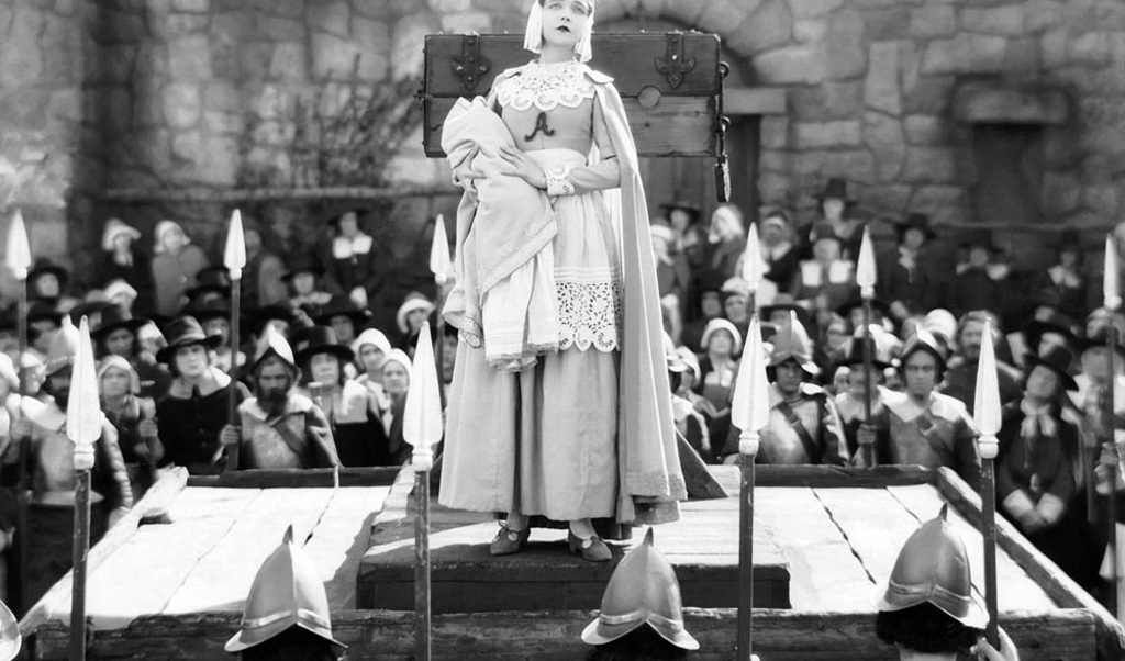 Hester Prynne staat met haar baby op het schavot, filmfragment van 17 september 1926. (beeld flickr)