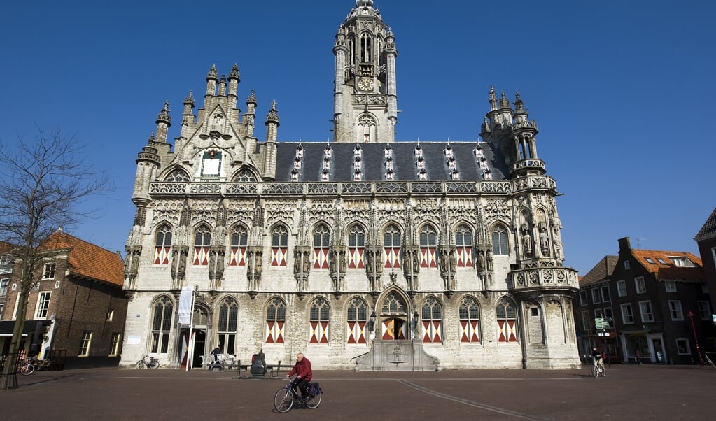 Kijk naar al die prachtige panden in Middelburg (hier het oude stadhuis, gebouwd tussen 1452 en 1520), Veere en Zierikzee. (beeld anp / Lex van Lieshout)
