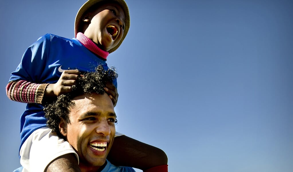 Pierre van Hooijdonk tijdens een voetbalclinic van WorldCoaches bij Johannesburg in 2010. (beeld anp KOEN VAN WEEL)