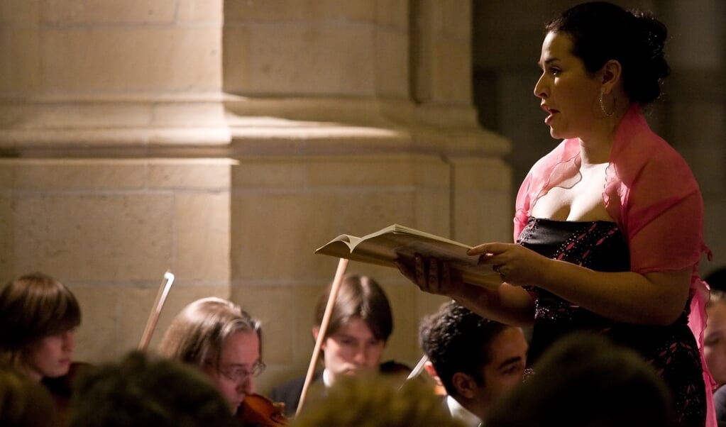 Sopraan Estefanía Perdomo tijdens een uitvoering van Bachs Johannes-Passion in Den Haag. ‘Dit is geen opera waarin rollen worden gespeeld, maar liturgie. Er zijn er geen toeschouwers.' (beeld Maurice Haak)