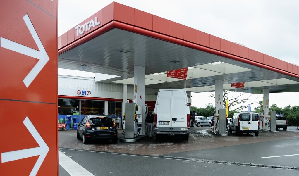 Veel Nederlanders die op vakantie gaan in Frankrijk of Spanje tanken vanouds nog even in Luxemburg waar de benzine een stuk goedkoper is. ( beeld anp / Lex van Lieshout)