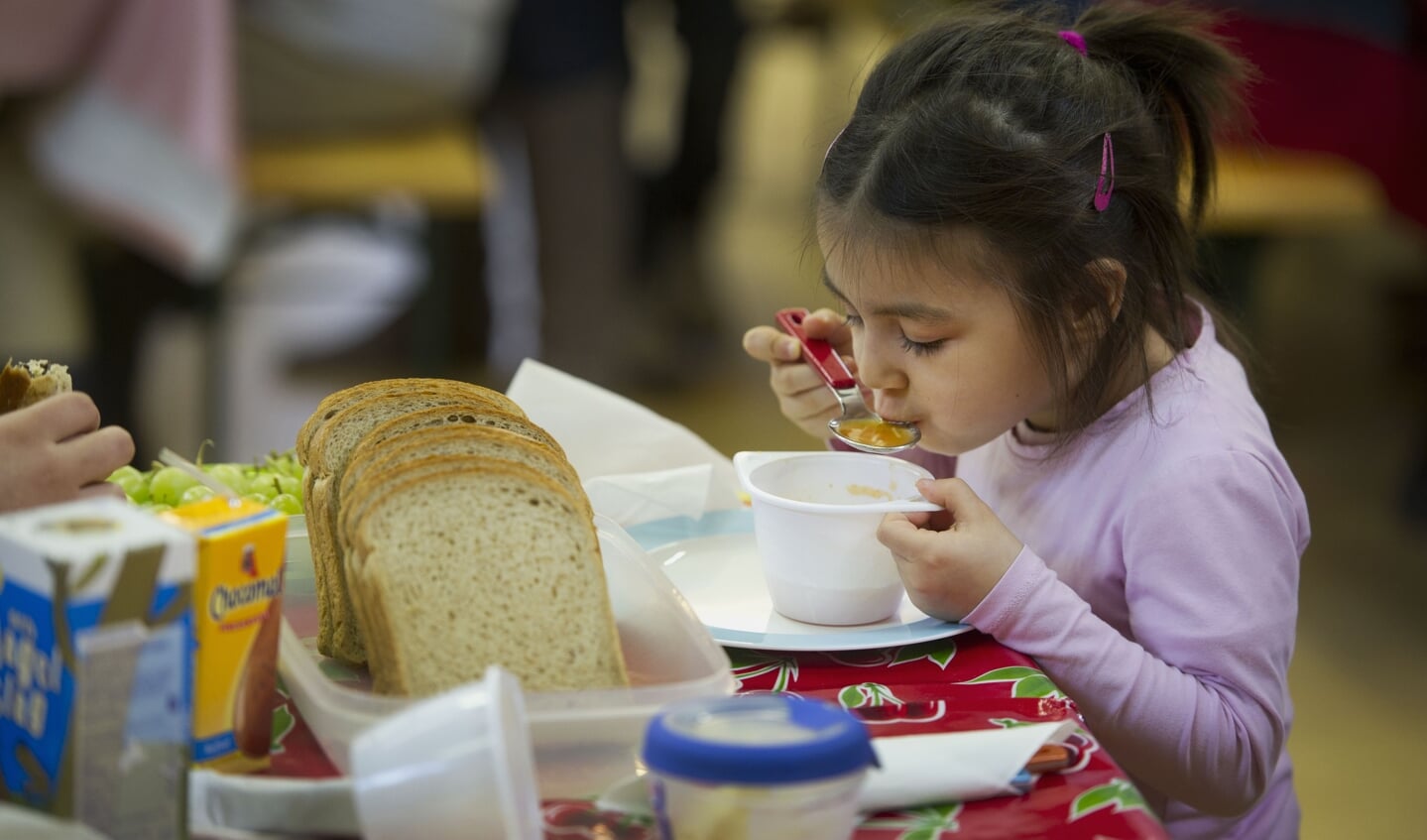 Een leerling luncht op basisschool Spaarndammerhout in Amsterdam.