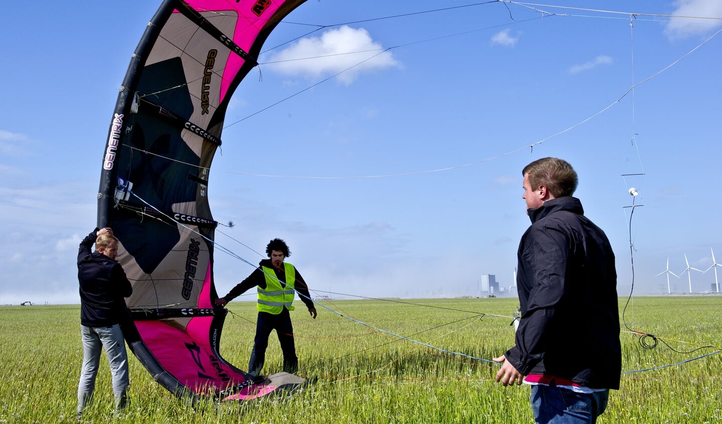 Leden van de Kite Power onderzoeksgroep van Wubbo Ockels en de TU Delft demonstreren in 2012 op de Tweede Maasvlakte een windenergiesysteem waarmee met behulp van een vlieger volledig automatisch elektriciteit wordt opgewekt.