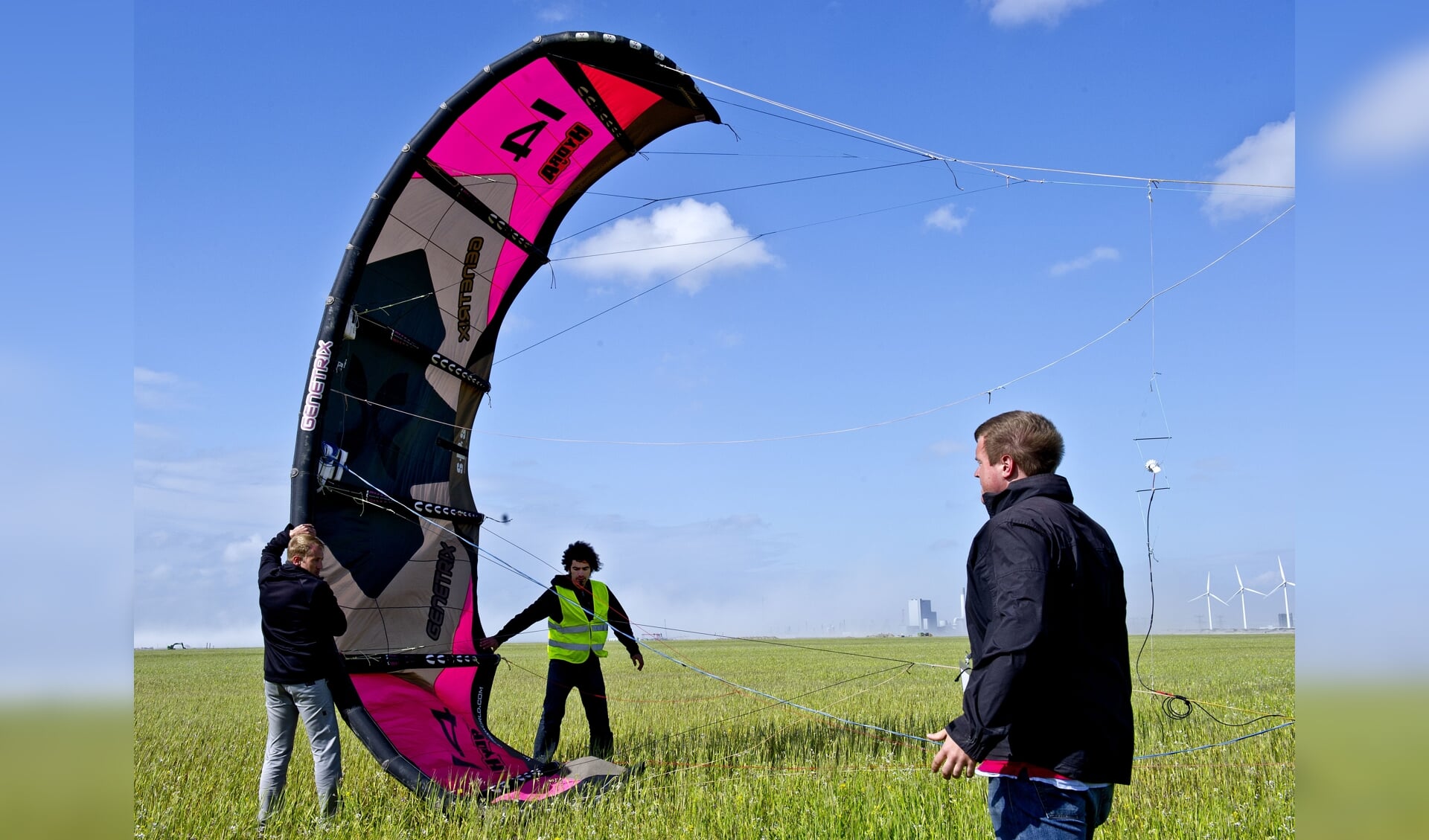 Leden van de Kite Power onderzoeksgroep van Wubbo Ockels en de TU Delft demonstreren in 2012 op de Tweede Maasvlakte een windenergiesysteem waarmee met behulp van een vlieger volledig automatisch elektriciteit wordt opgewekt.