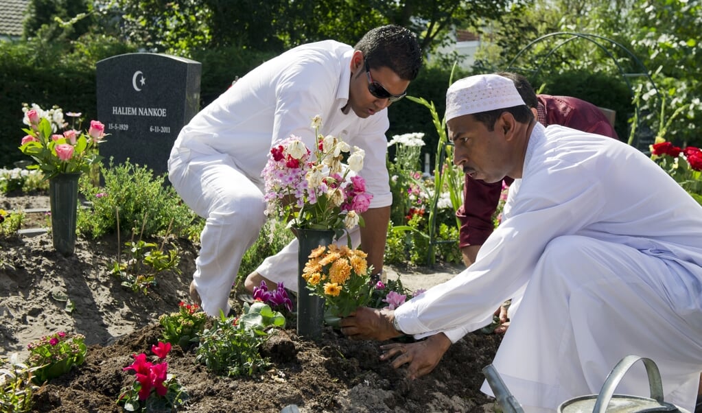 Na de ramadan gaan moslims naar een begraafplaats voor een gebed voor overleden familieleden. (beeld anp / Frank van Beek)