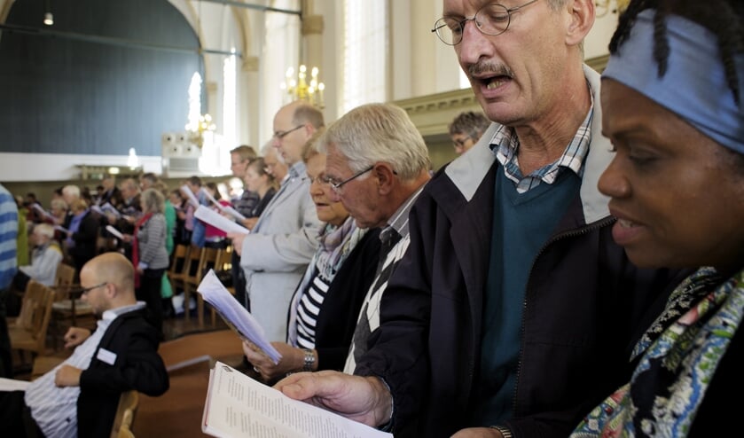 Tijdens de slotbijeenkomst van de vrijgemaakt-gereformeerde Schooldag in de Broederkerk in Kampen zingen honderden bezoekers Psalm 119 in de versie van Psalmen voor Nu. Het was soms happen naar adem.