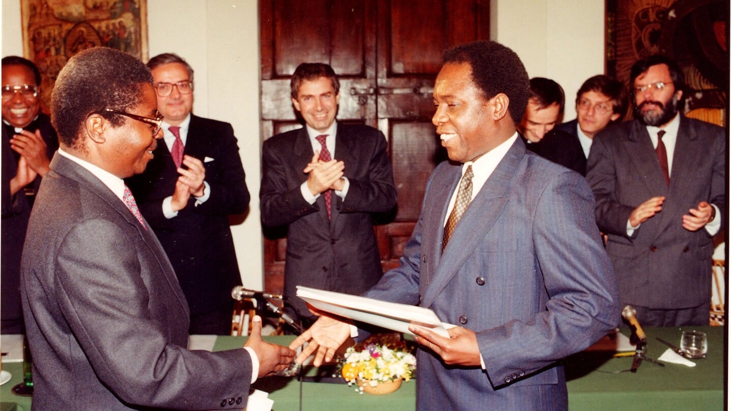 Het vredesakkoord voor Mozambique, oktober 1992. Rechts op de achtergrond Andrea Riccardi, oprichter van Sant’Egidio